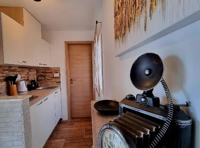 Retro Chic Apartment Pula